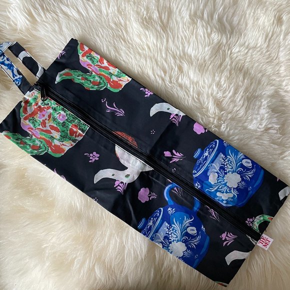 NWOT Baggu 3D Zip Pouch Large - The Met - Painted Teapots - Picture 2 of 4